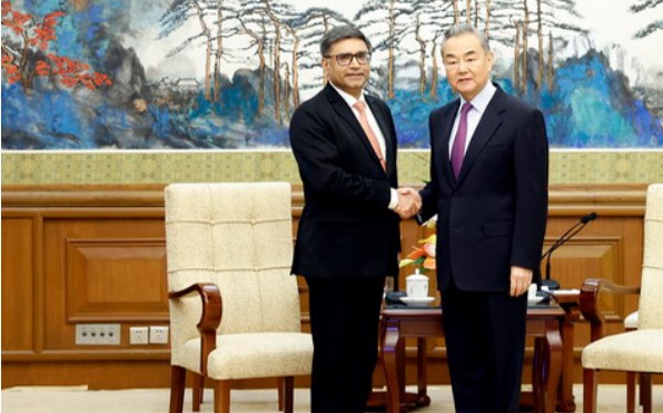 Chinese and Indian diplomats call for warmer relations: AP