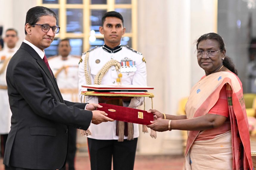 Hamidullah presents credentials to Indian President Murmu