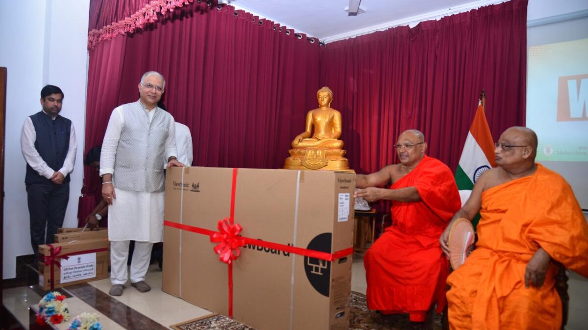 Indian High Commissioner gifts essential items to Malwatte and Asgiriya Maha Pirivenas